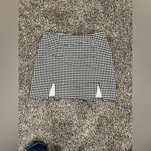 GUC Motel Houndstooth Mini Skirt, size XS.